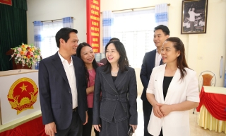 Phó Chủ tịch UBND tỉnh Lê Xuân Lợi kiểm tra công tác bầu cử tại xã Sơn Động và Yên Định